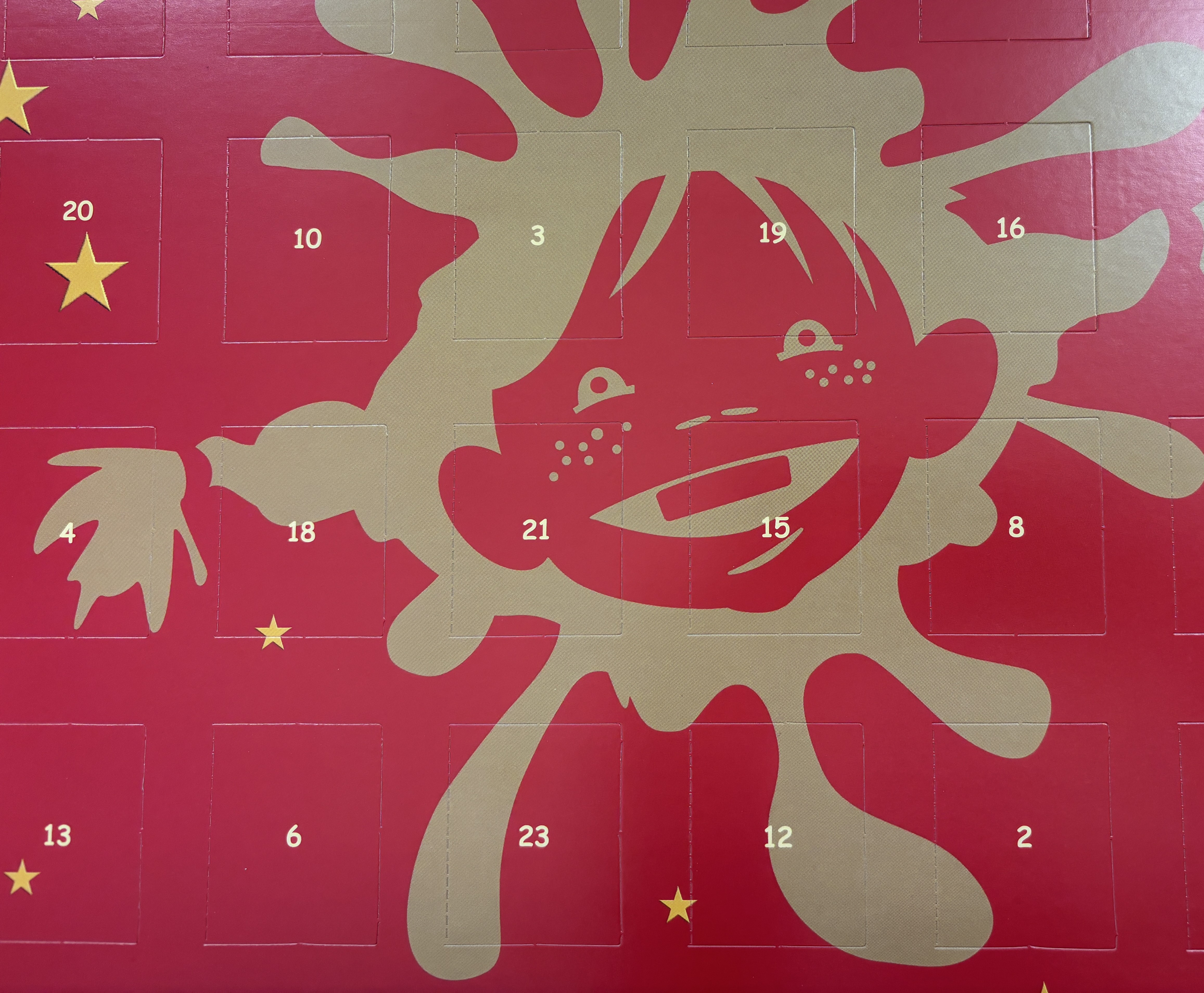 Ein Adventskalender mit dem Motiv der Astrid-Lindgren-Grundschule Büdelsdorf in rot. 